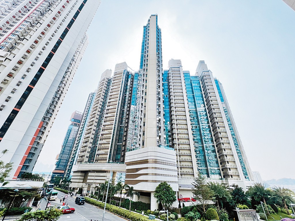 维港汇II分层户4372万沽，呎价30531元。