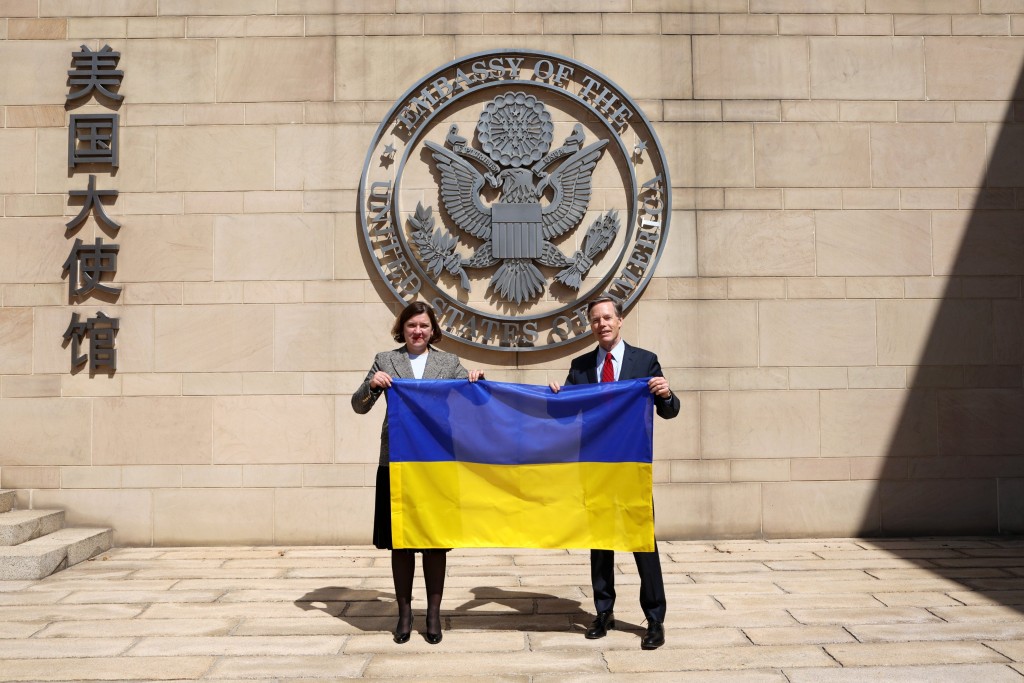 伯恩斯與烏克蘭駐華大使館臨時代辦列欽斯卡共舉烏克蘭國旗。互聯網圖片