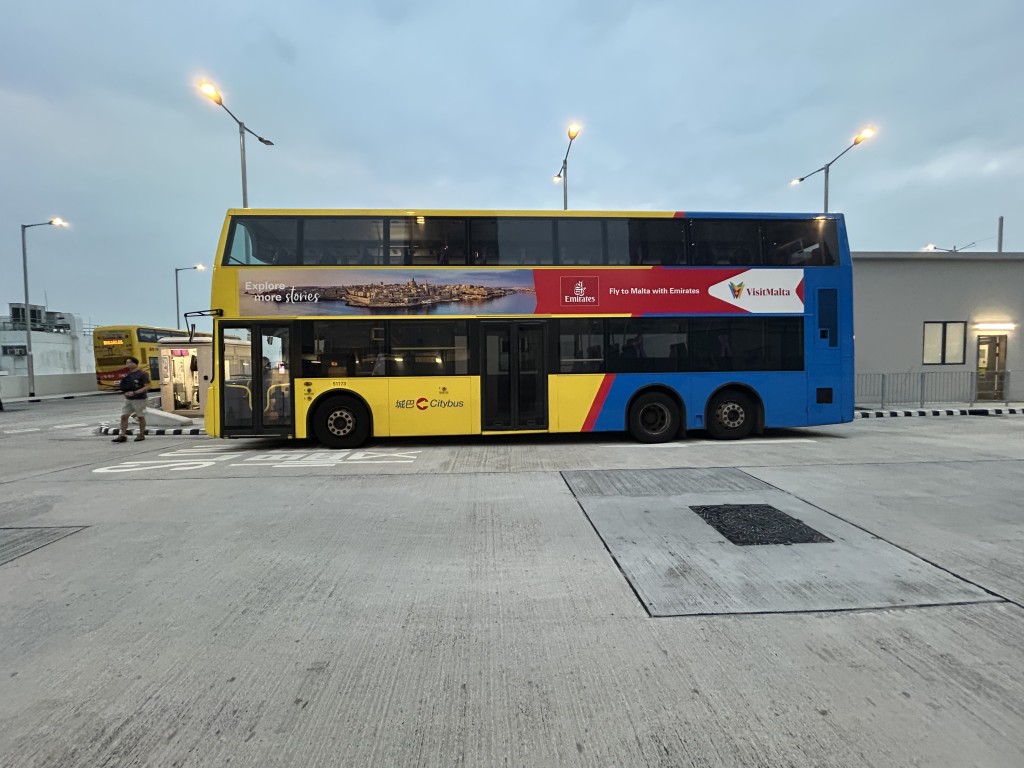 現場為堅尼地城西寧街巴士總站。