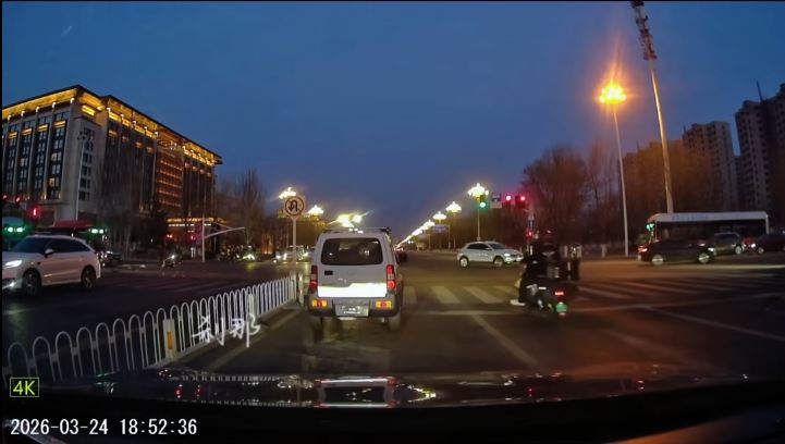 河北有外卖骑手疑闯红灯挨撞，同车女友左小腿飞脱。