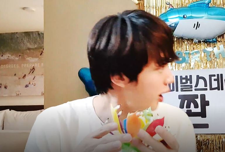 搞唔掂，好彩工作人员敲门拎走。