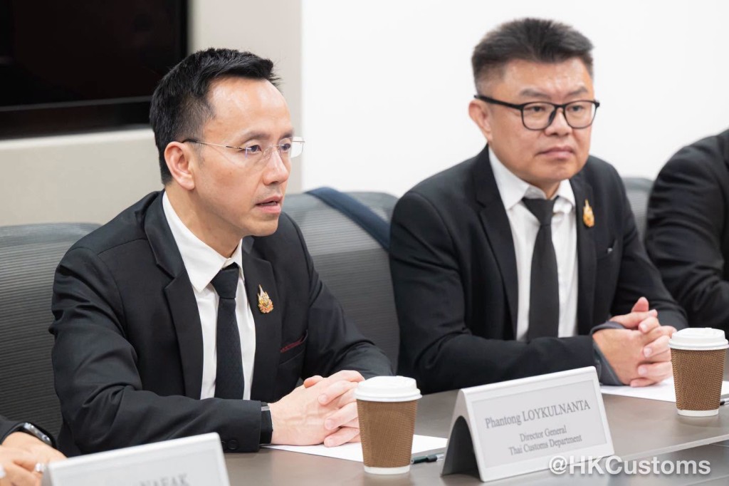 會面加強雙方在海關事務上的合作和促進雙邊聯繫。 會面加強雙方在海關事務上的合作和促進雙邊聯繫。
