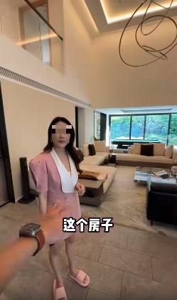 港漂靚媽月租6位數的香港星級豪宅地面層的客廳。