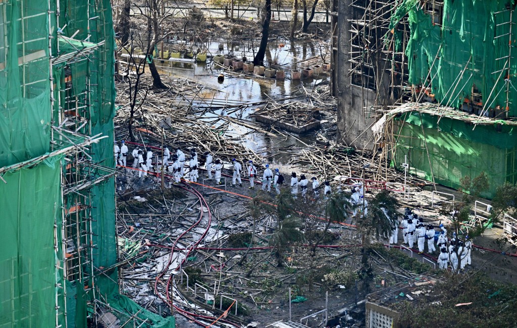 火場一片頹垣敗瓦。 火場一片頹垣敗瓦。