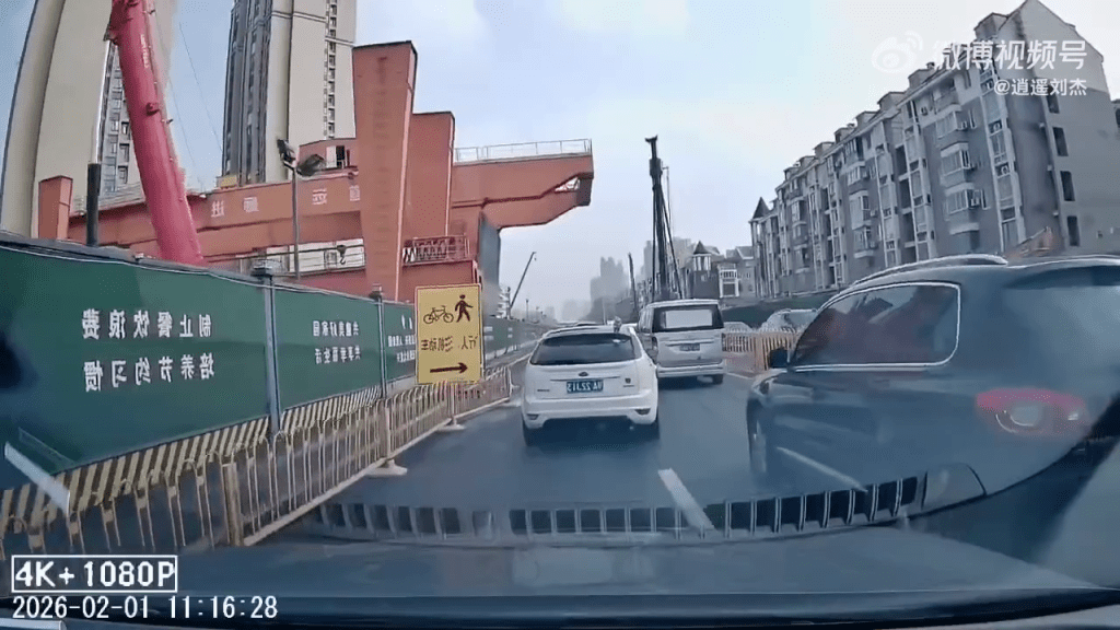 武漢地鐵工地龍門吊倒塌，砸中路過車輛。 車CAM畫面