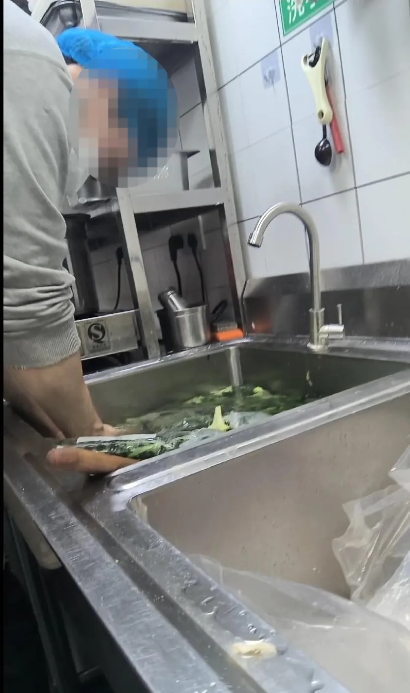 超模厨房某门店将煮熟的西兰花泡在洗碗池中。红星新闻 超模厨房某门店将煮熟的西兰花泡在洗碗池中。红星新闻