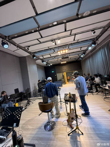 趙傳依然活躍樂壇,近期忙於搞巡迴演唱會。 趙傳依然活躍樂壇,近期忙於搞巡迴演唱會。