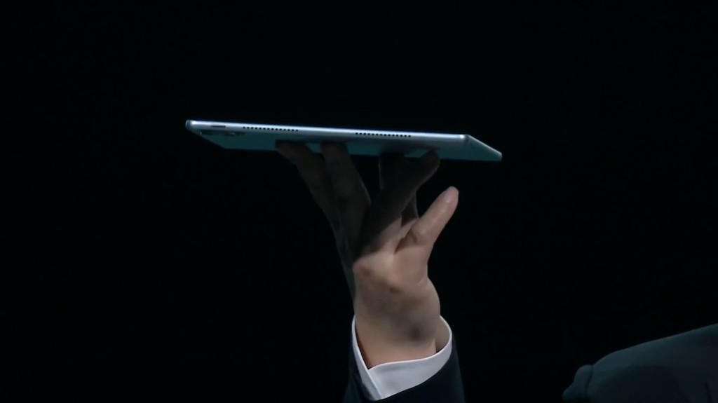 14:45 余承東展親自展示MatePad Pro 13.2平板機身有多輕薄。