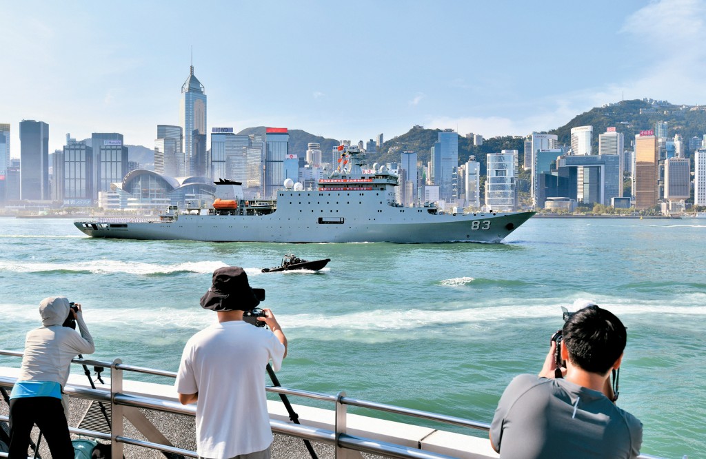 於尖東海旁一早已有不少軍事迷和「龍友」帶同專業相機和長鏡頭準備拍攝軍艦進入維港。