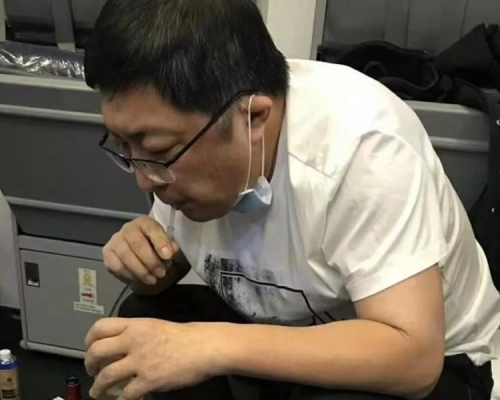 張紅用口幫老翁吸尿。