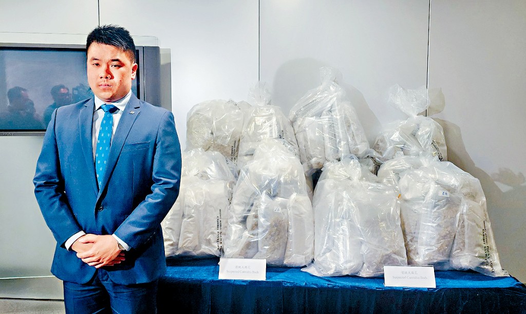 高級督察梁駿軒展示檢獲的懷疑大麻花。