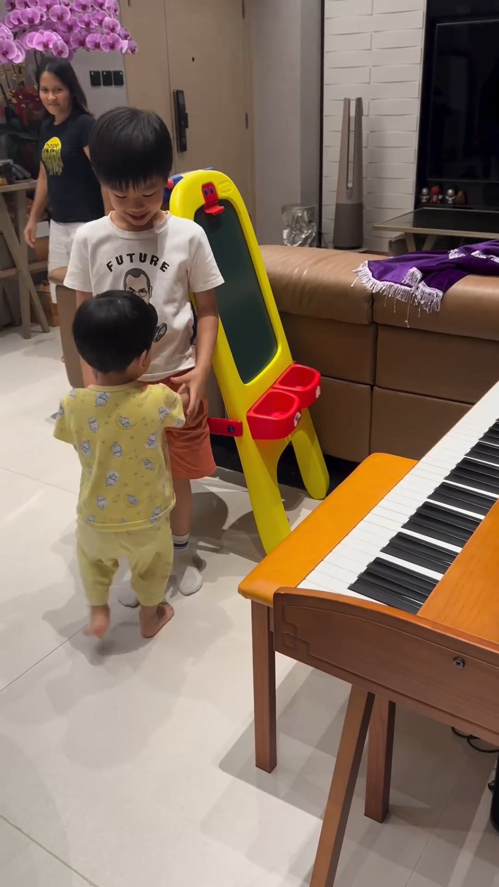 小春雞被弟弟拉去練琴。