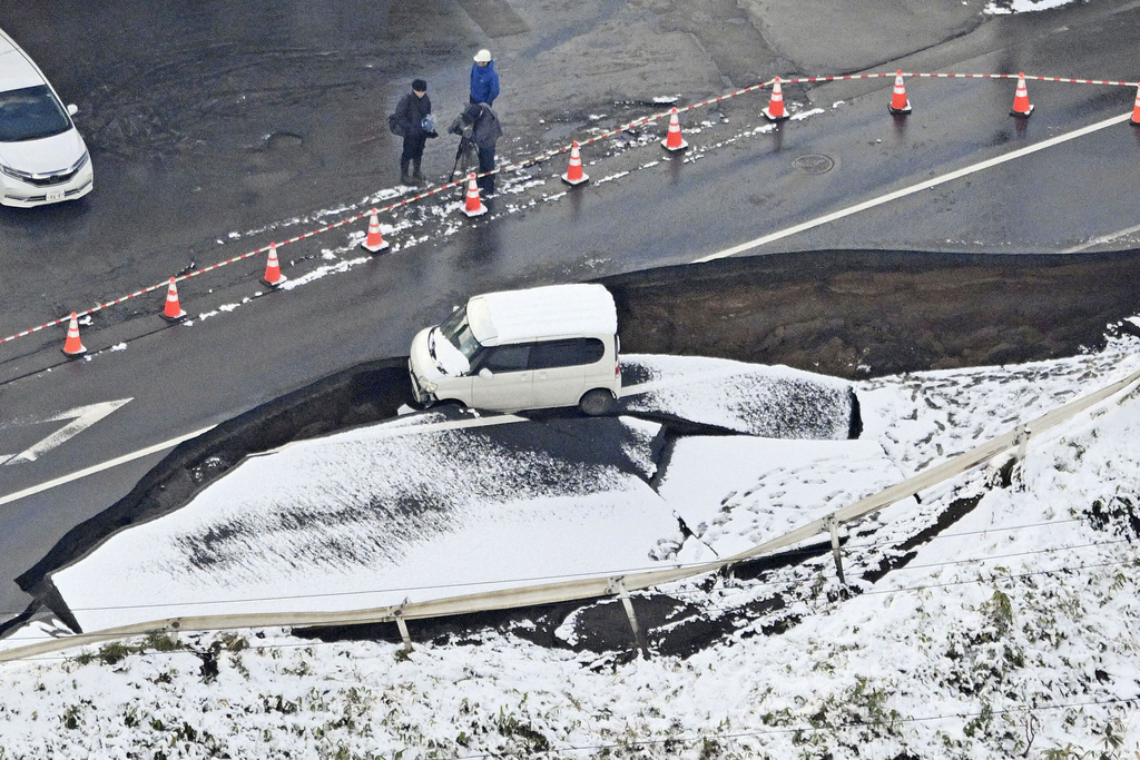 日本青森7.5级地震，有路面地陷。 美联社