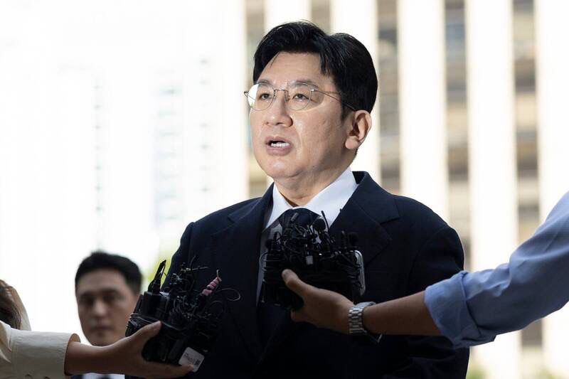 房時赫涉非法獲利逾10億港元，今日被警方提請拘捕令。