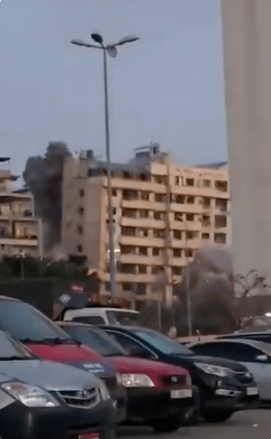 随后整栋建筑在漫天尘土中垂直崩塌。