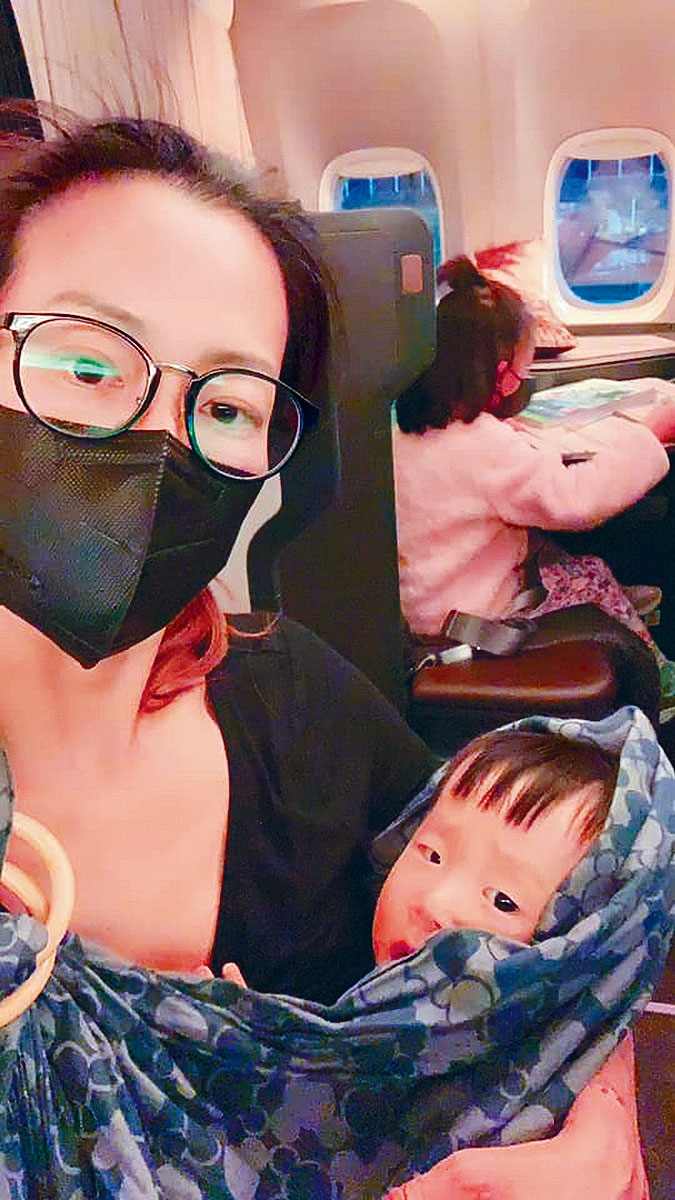 吳辰君偕子女乘飛機由美返台。