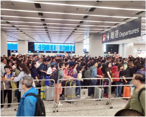 高鐵西九龍站人頭湧湧。陳健名攝