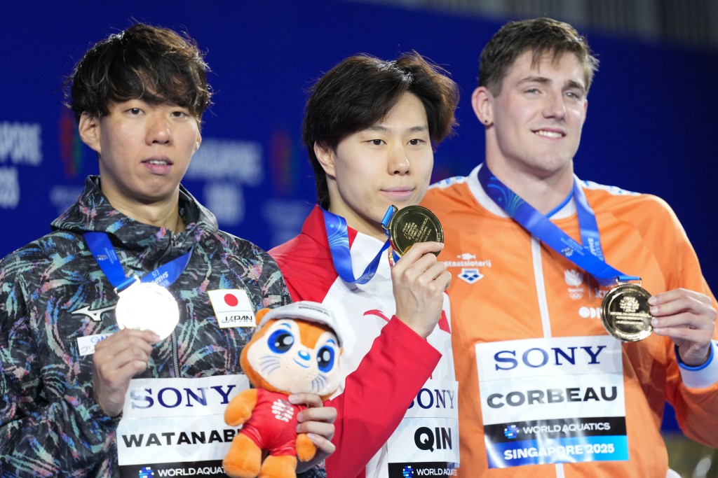 男子200米蛙泳3位得獎選手，渡邊一平、覃海洋、哥比奧(由左至右)。新華社