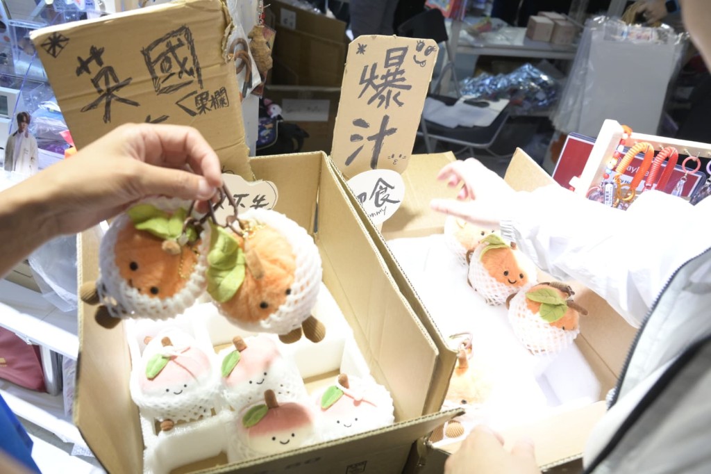 辦市集售賣與姜濤有關特色物品。