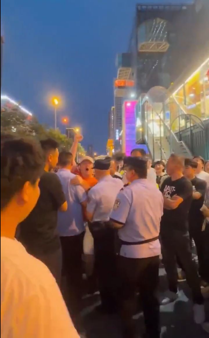 西安賽格商場商家嚴鵬傳被逼死，引發民眾不滿在商場外唱國歌示威。