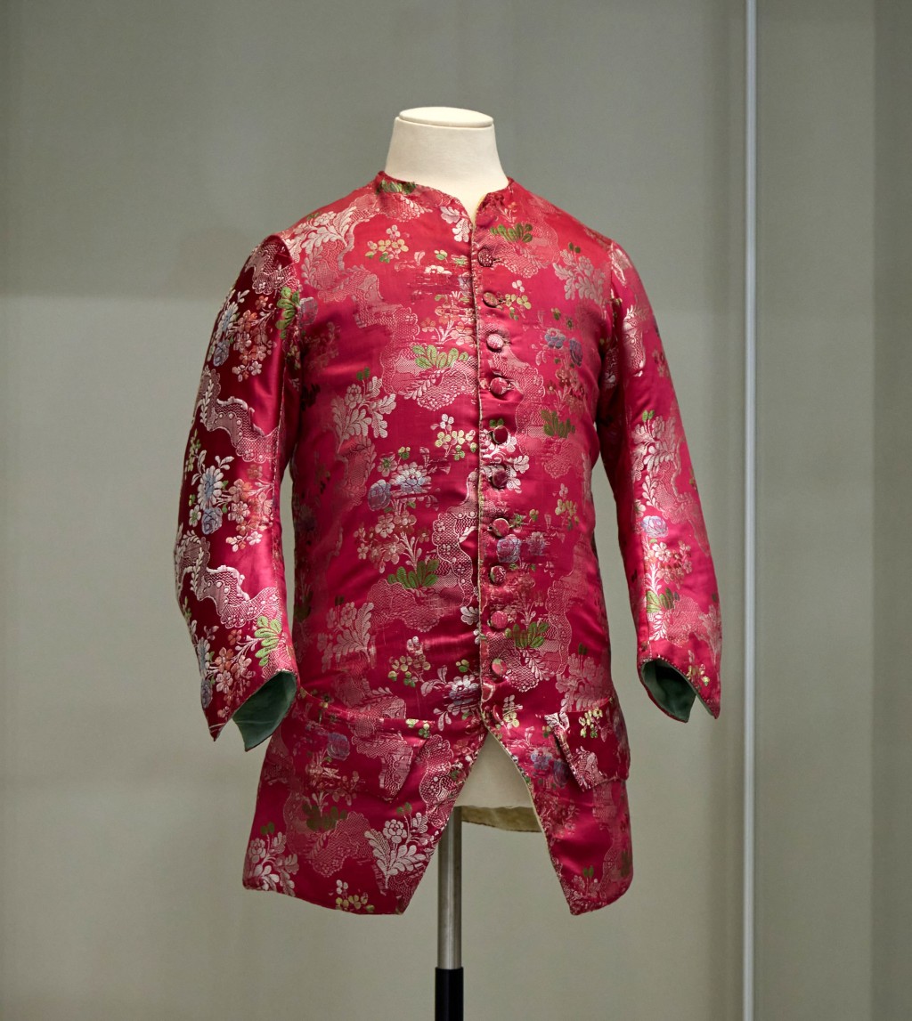 这件男装室内外套展品，其丝质衣料的质感纹理，设计都是取材自中国丝绸（1723 – 1774年）。