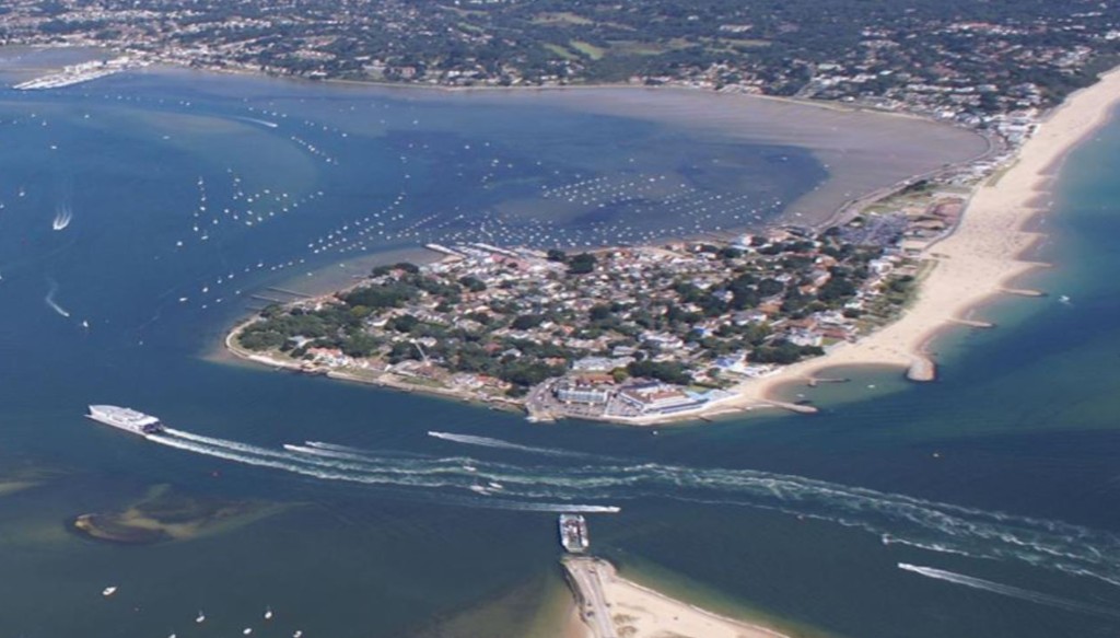 普爾港(Poole Harbour)有油田發生洩漏事故。(圖片:www.pooletourism.com)