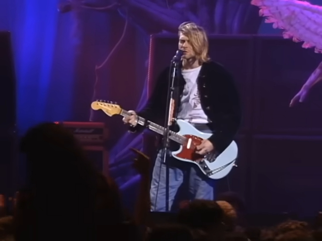 前 Nirvana 结他技师 Earnie Bailey 称呼此 Electric Blue Mustang 为 Nirvana 主唱的主力