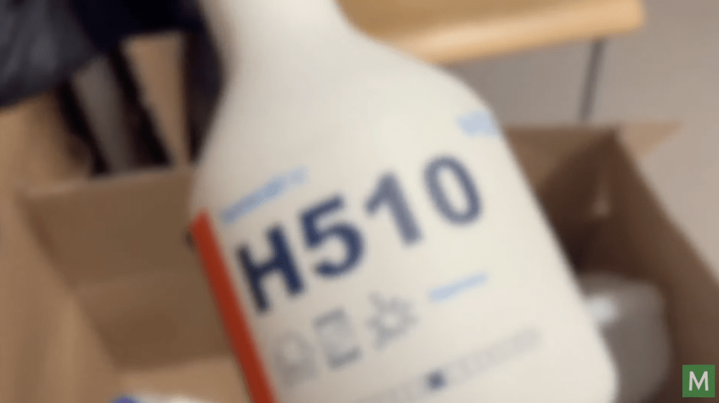 醫學專家在庭上警告，受害人飲用的茶水中含有強效清潔劑，這類危險化學物足以破壞人體組織，嚴重者可導致死亡。