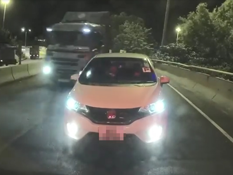 拖頭見前方車輛慢駛急忙扭軚。網上片段