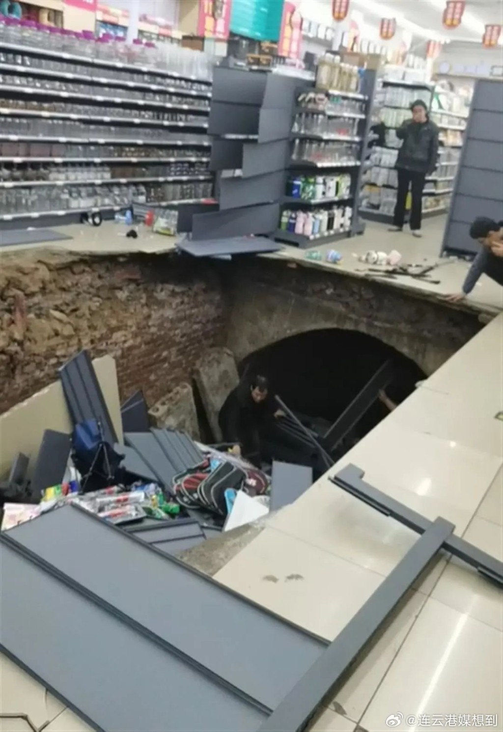 超市突然地陷，露出深達2米的「天坑」。影片截圖