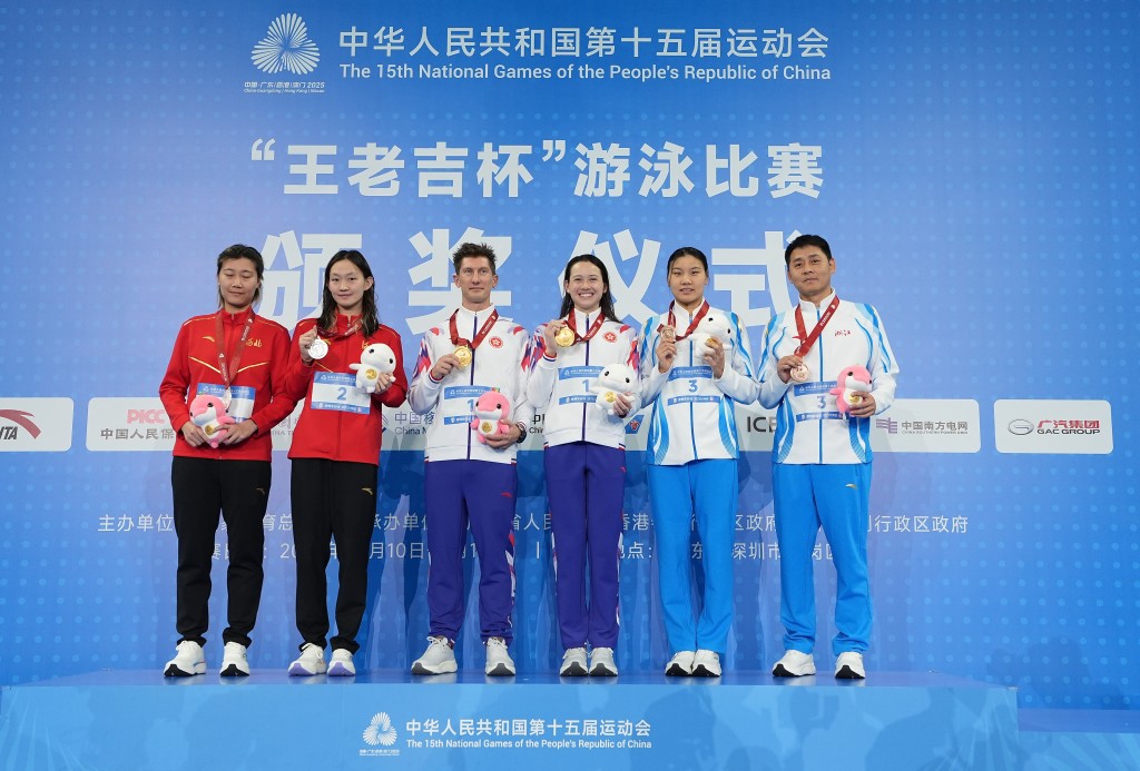 何诗蓓（右三）为港队夺得史上首枚全运会游泳金牌。新华社