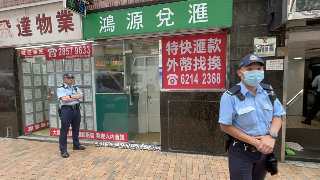 找换店遭爆窃，警方到场调查。杨伟亨摄