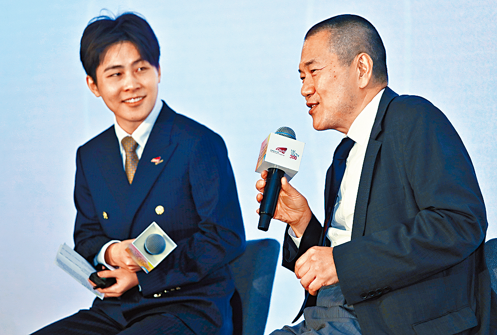 城大創新學院特約教授兼學院顧問周耀宗教授(右),以及首屆「理學碩士(創新創業)」的畢業生張佳豪先生(左)在台上進行對話。 城大創新學院特約教授兼學院顧問周耀宗教授(右),以及首屆「理學碩士(創新創業)」的畢業生張佳豪先生(左)在台上進行對話。