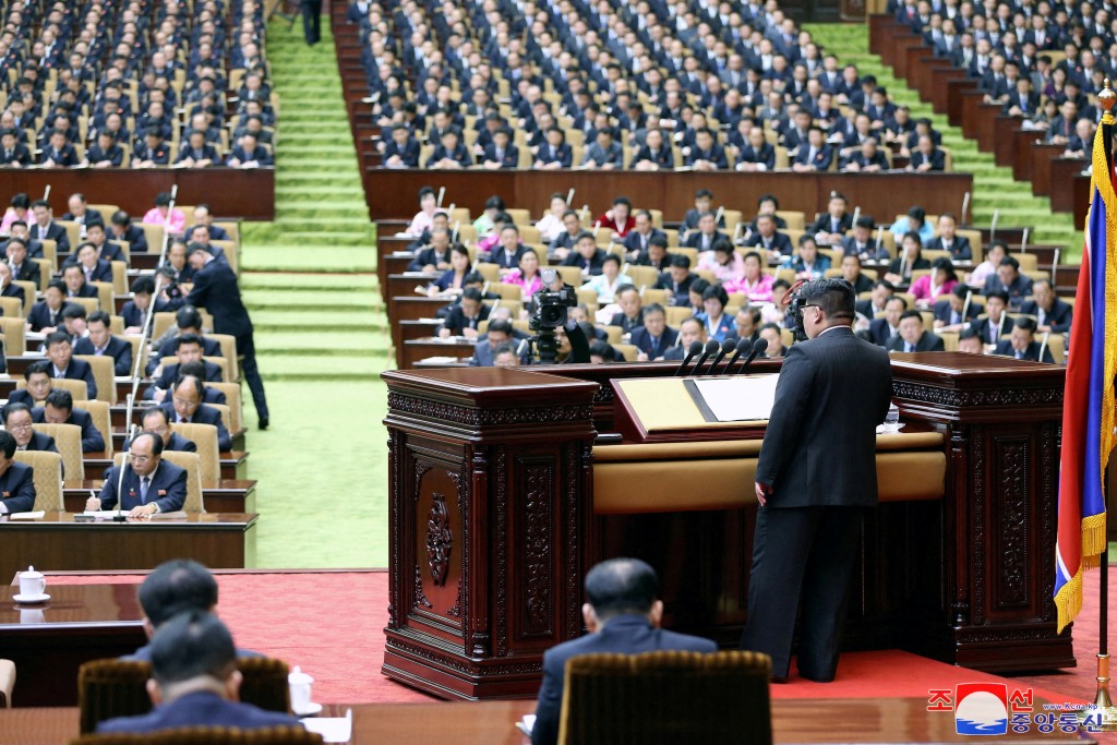 金正恩在第14届最高人民会议第10次会议上呼吁修宪。路透社