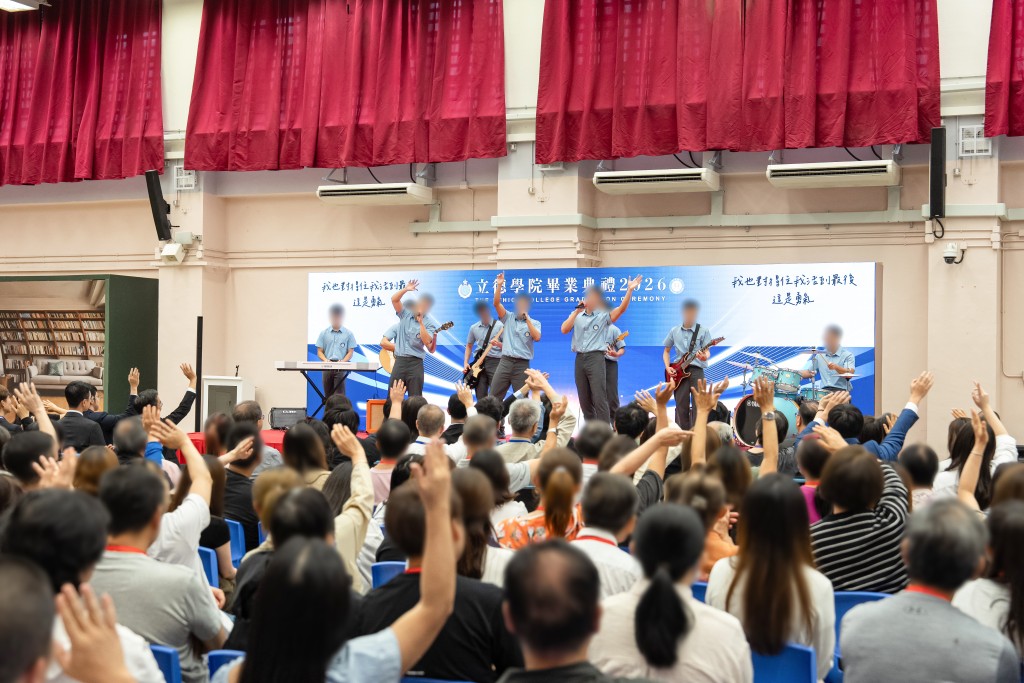 在囚人士獻唱勵志樂曲，藉此答謝懲教人員、導師及家人在他們的更生路上給予支持。現場觀眾反應熱烈。