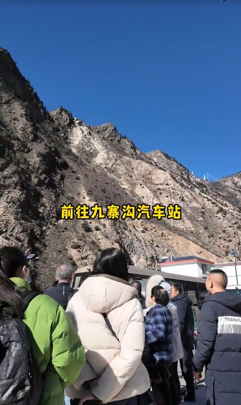 從高鐵鎮江關站 前往九寨溝3大路線1. 乘坐免費接駁車到達松州車站，轉乘大巴前往九寨溝汽車站