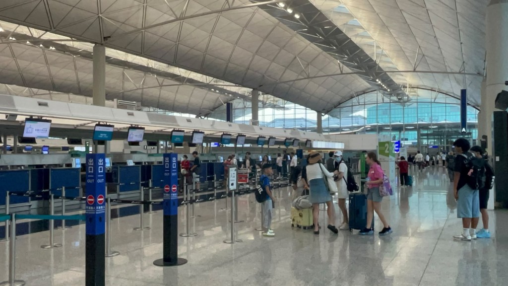 今早旅客如常出发赴福冈。杨伟亨摄