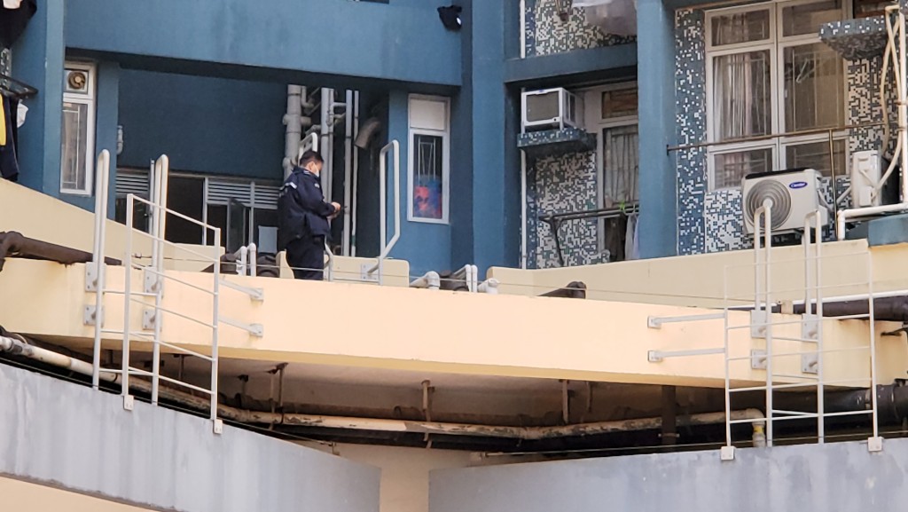 女子墮樓部分身體擱在平台上。蔡楚輝攝