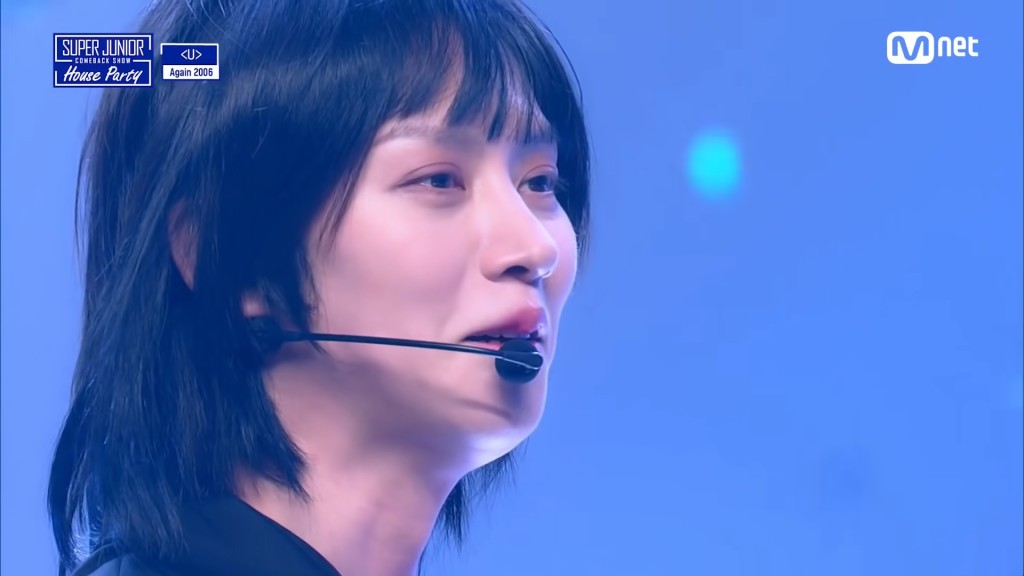 希澈最後都係忍唔到笑。