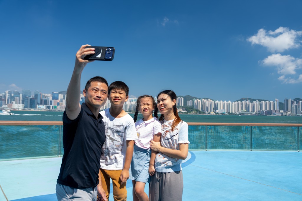 落戶後,Emma 加入本地機構出任資產管理總監,專注為家族辦公室及高淨值客戶制定投資策略,廣泛接觸大灣區及東南亞的頂尖客群。 落戶後,Emma 加入本地機構出任資產管理總監,專注為家族辦公室及高淨值客戶制定投資策略,廣泛接觸大灣區及東南亞的頂尖客群。