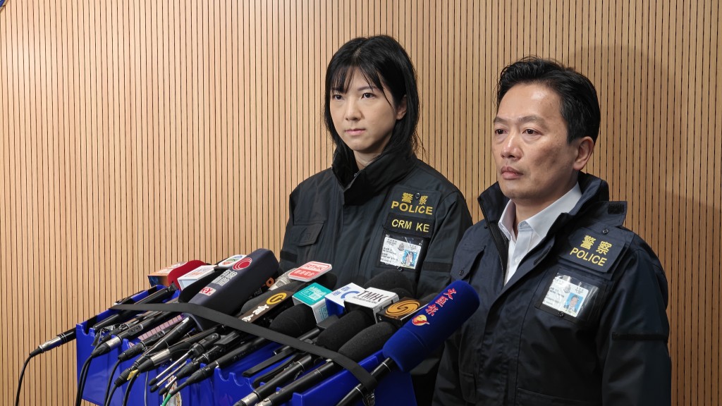 東九龍總區刑事部（行動）警司黃奕隆（左）及東九龍總區重案組第一隊主管總督察鄔凱寧（右）交代案情。