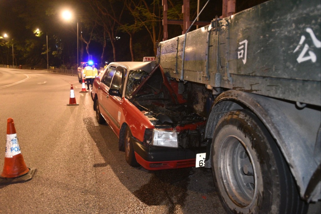 貨車車尾幾乎插入的士司機位。尹敬堂攝