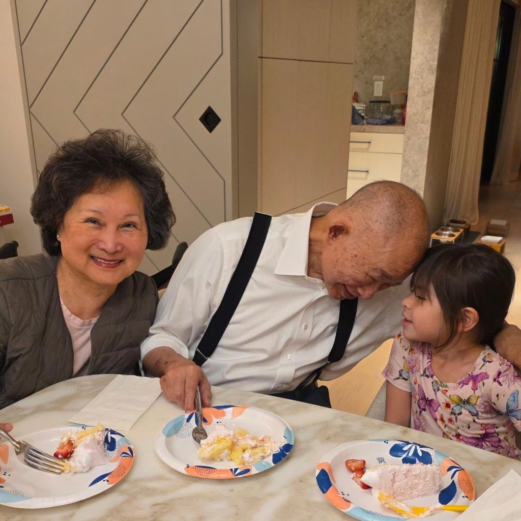吳宇森80大壽與孫女頭貼頭,一臉寵愛,溫馨滿瀉。 吳宇森80大壽與孫女頭貼頭,一臉寵愛,溫馨滿瀉。