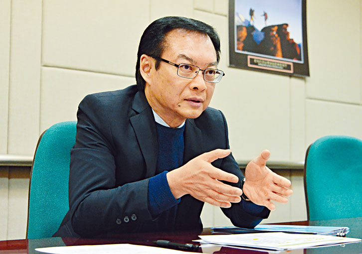 ■市建局行政總監韋志成減薪一成。