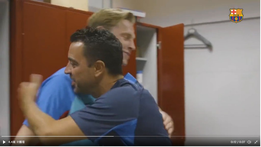 巴塞展开新球季操练，教练沙维走入更衣室逐一跟球员支好，其中与掀起转会风波的法兰基迪庄来个深深拥抱。 网上图片