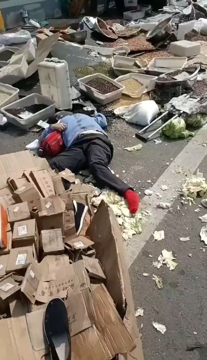 重型铲泥车冲入市集人群，造成多人倒地。Ｘ