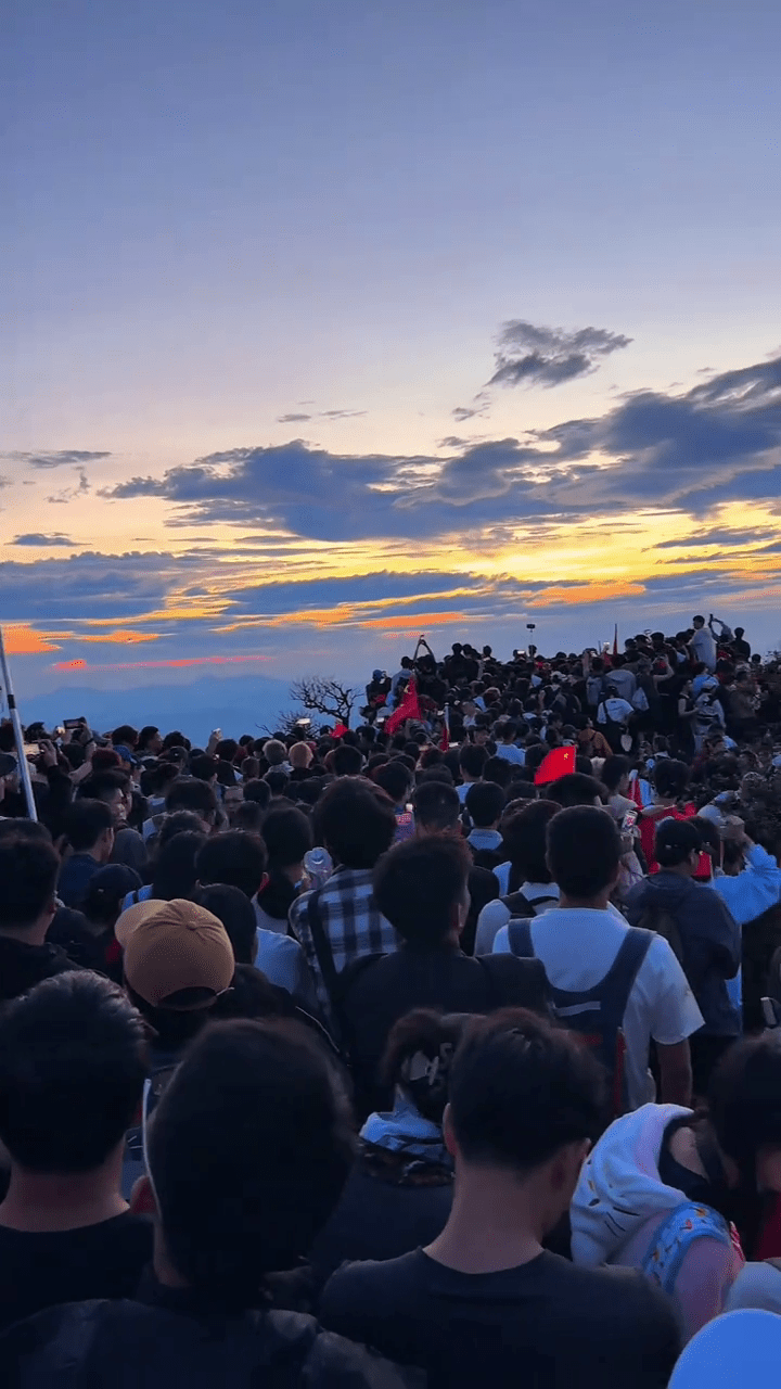 国庆假期游客爬深圳梧桐山，上不去也下不来。