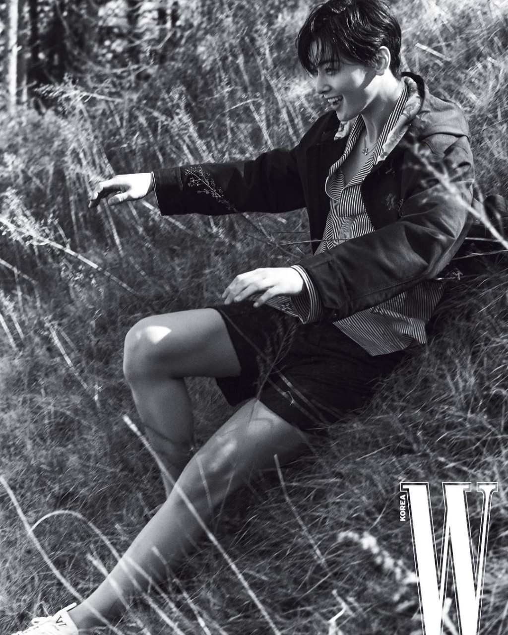 一個人玩得好開心。（來源：W KOREA）