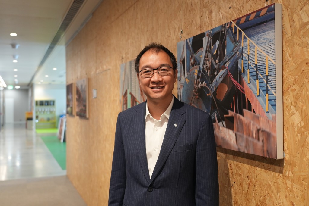 彭一邦指集團早在十多年前開始部署降低私營工程比例，轉向發展高端公營項目，現時公私營項目比例由以往50比50，大幅降至90比10，令集團得以避過當前建造業低迷的衝擊。