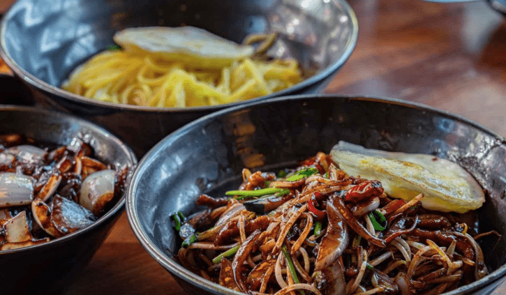 南韓外出用餐支出飆升,圖為炸醬麵。韓國觀光公社